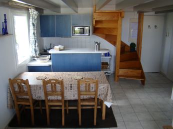 Séjour vue vers le coin cuisine